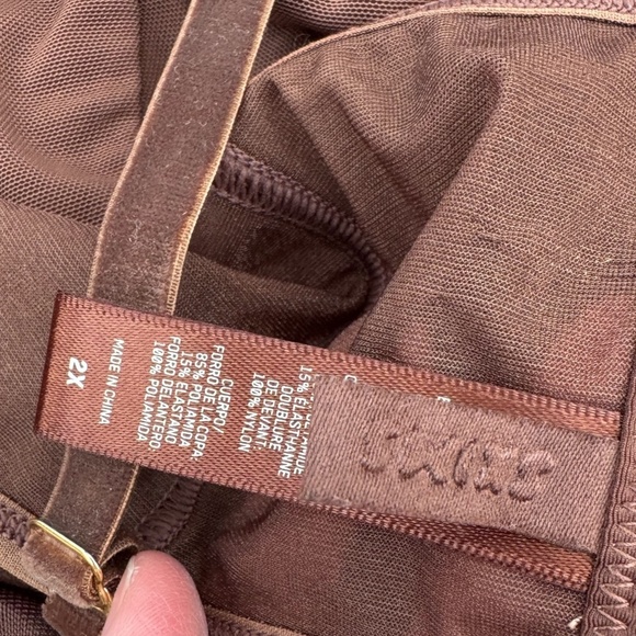 SKIMS Shimmering Corset Bra - Picture 10 of 14